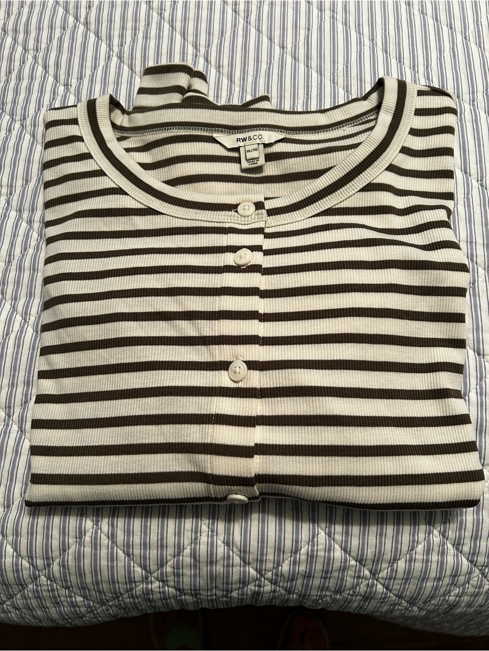 Ladies crop style button up top/cardigan in size XL. Never worn